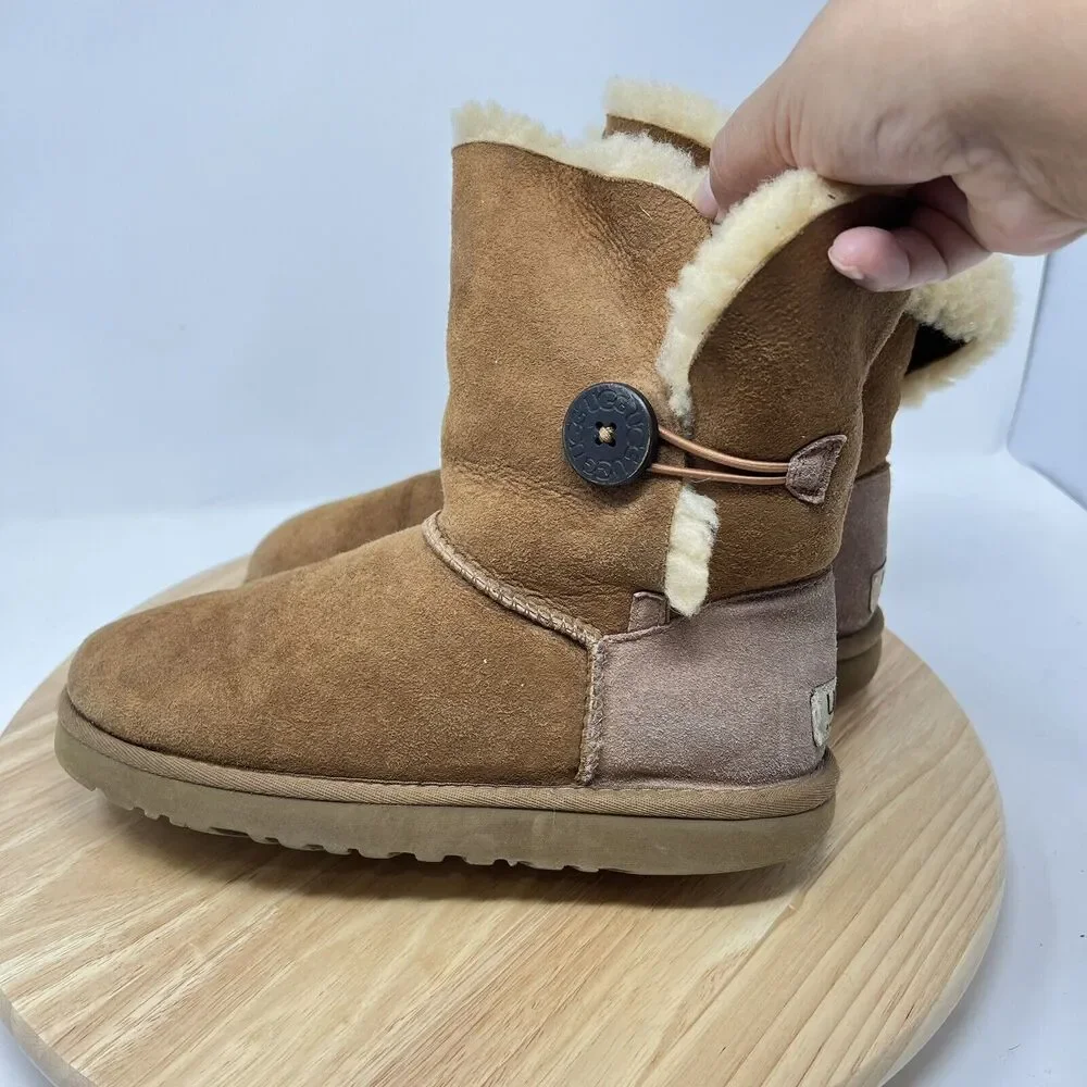 UGG Boots Classic Bailey Button Womens Sz 7 Brown Leather Sheepskin Winter 5803